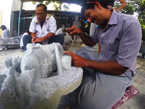 One of the things to do in Mysore includes a visit to the stone sculptors